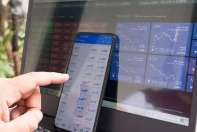 Überprüfung der MobileTrader-Anwendung von einem großen Finanzmakler RoboForex 12 marga santoso OmPqCwX422Y unsplash